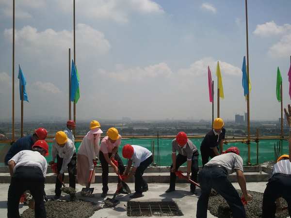 实力铸造品质 热烈庆祝金沙假日广场成功封顶 