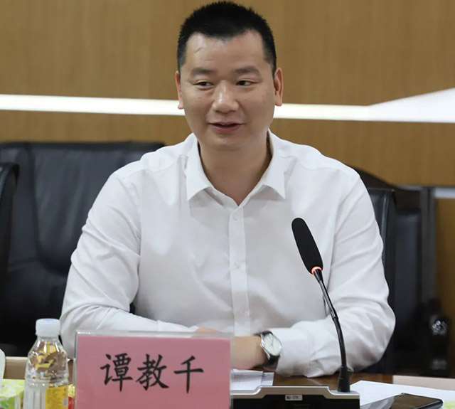 广东省市场监督治理局尺度化处谭教千处长向4008云顶集团集团获得本次国度级尺度化项目试点暗示祝贺