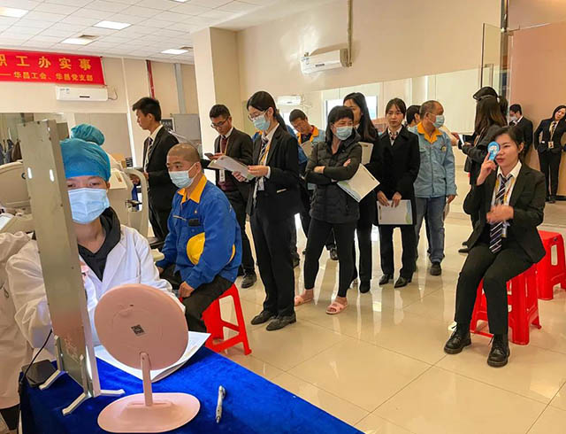 员工们轮流进行视力查抄，整个过程井然有序。