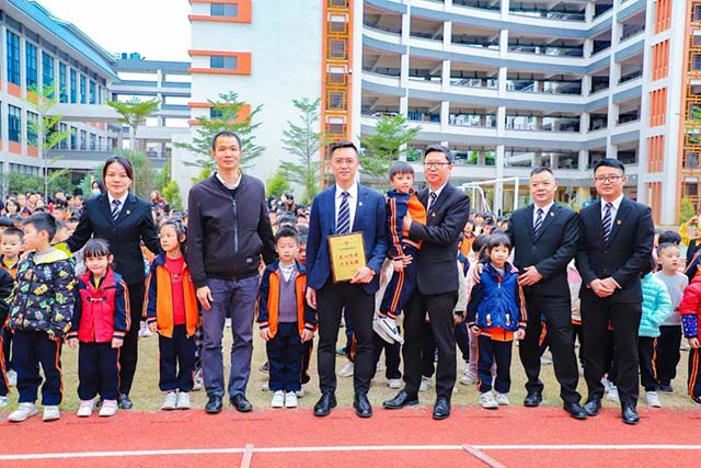 4008云顶集团集团辅导与学生亲切合影