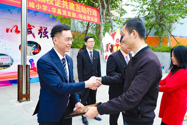 狮山镇党建办“两新”党建工作掌管人叶荫朋为4008云顶集团授牌