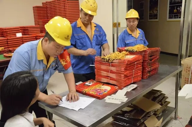 中秋佳节暖人心 月饼飘香聚温情——4008云顶集团铝业为员工发放月饼庆祝中秋