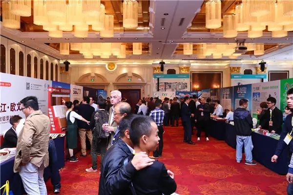 第七届广东铝加工技术（国际）钻研会圆满闭幕，我司董事长潘伟深先生为优良论文获焦剡颁奖！